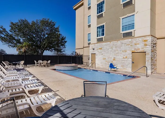 Days Inn & Suites By Wyndham San Antonio Near Frost Bank Center