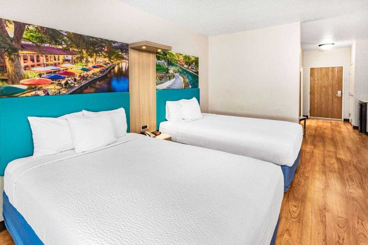 Hotel Days & By Wyndham Near Frost Bank Center 2*